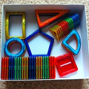 Like New Magnaformers 60 pieces magnet set